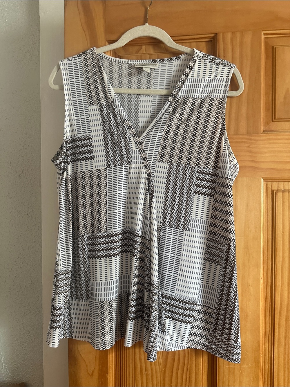 Dana Buchman Black & White Sleeveless V-Neck Patchwork Print Camisole Top